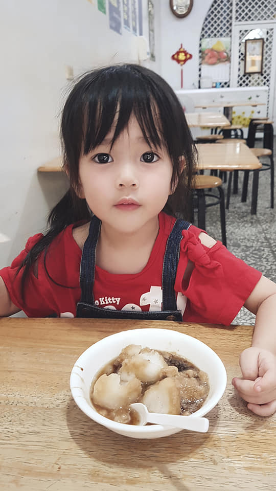 女兒才3歲就失戀！跟幼稚園男友分手「馬上又交新歡」　爸爸無奈PO「大眼無辜萌樣」網友急認親家