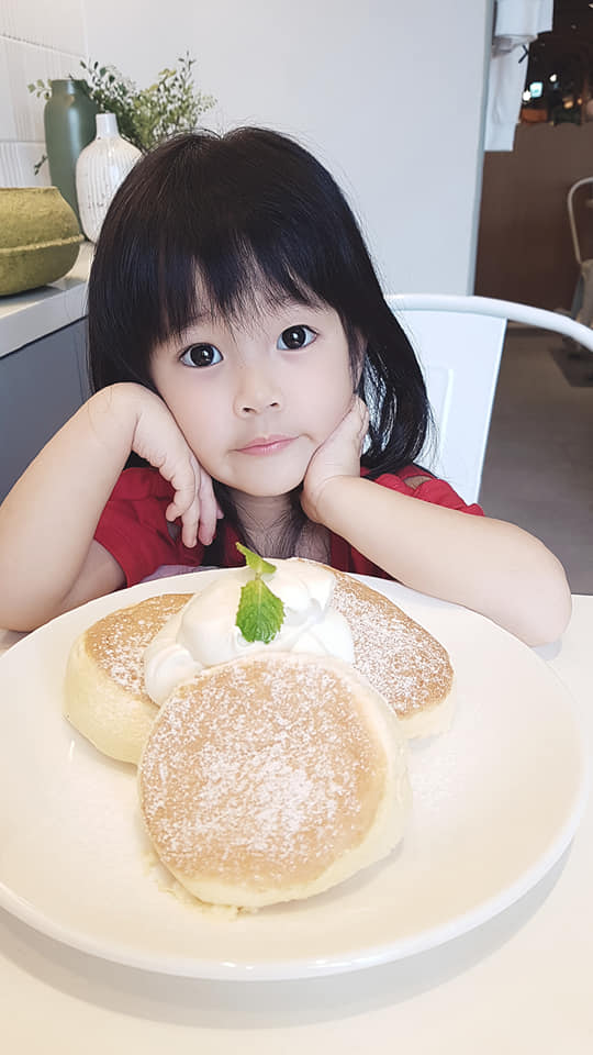 女兒才3歲就失戀！跟幼稚園男友分手「馬上又交新歡」　爸爸無奈PO「大眼無辜萌樣」網友急認親家