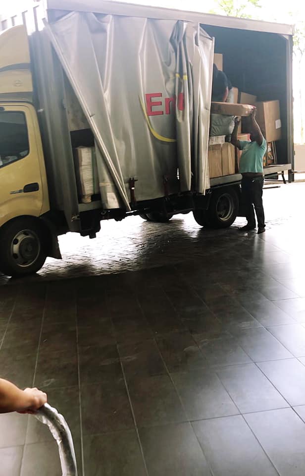 最浪漫驚喜！超狂男子「幫女友清空購物車」當週年禮物　拆開後「還有超貼心巧思」：世界最棒男友❤️