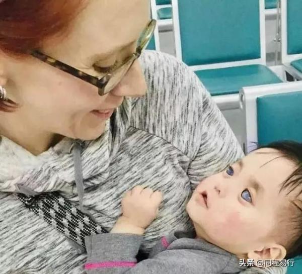 天生藍眼睛被棄！美國夫婦好心收養卻收到「健康警告」   用愛呵護「活成萬人羨慕的模樣」全網淚讃