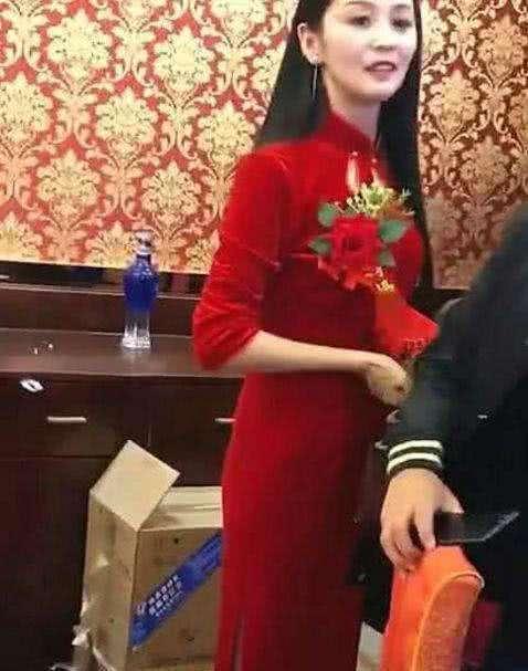 完全被歲月遺忘！爸爸牽女兒走紅毯「被賓客誤認新郎」   最美岳母「精緻臉蛋搶盡風頭」根本神凍齡