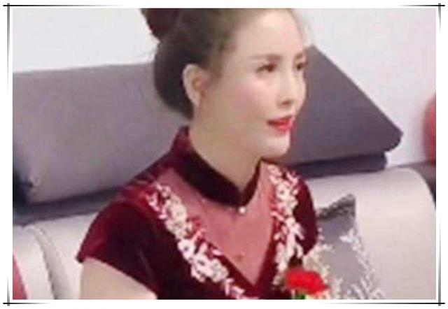 完全被歲月遺忘！爸爸牽女兒走紅毯「被賓客誤認新郎」   最美岳母「精緻臉蛋搶盡風頭」根本神凍齡