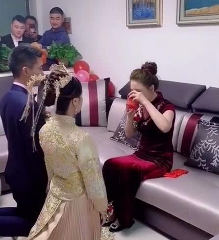完全被歲月遺忘！爸爸牽女兒走紅毯「被賓客誤認新郎」   最美岳母「精緻臉蛋搶盡風頭」根本神凍齡