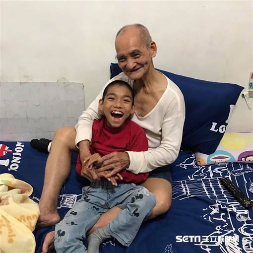 12歲男童「至今不會說話」7旬爺天天抱上下樓　感恩在心「終開口喊阿公」一家人知足常樂：我們過得很好
