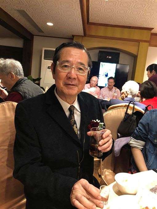 巴戈2兒皆學霸！退休生活曝光「獨住170坪大豪宅」不孤單　「天天種花養魚」愜意養老