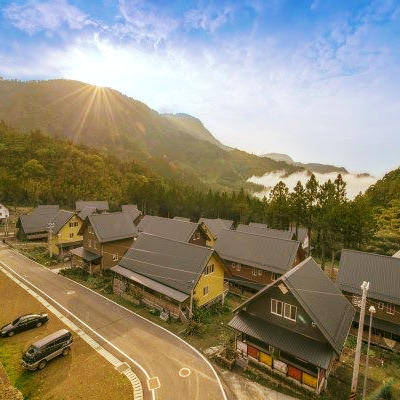 不用跑日本！台版合掌村「42棟繽紛小木屋」隱身絕美山林　雲霧繚繞「宛如置身仙境」網讚：此生必去