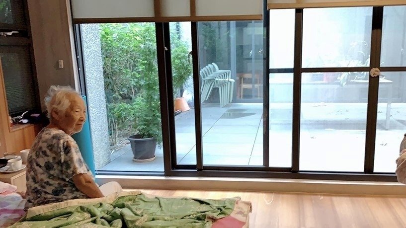 90歲老小孩！醫師照顧失智母7年「反過來當媽媽」：看到我就笑　相處大忌「別老問我是誰」正向看待：其實很可愛