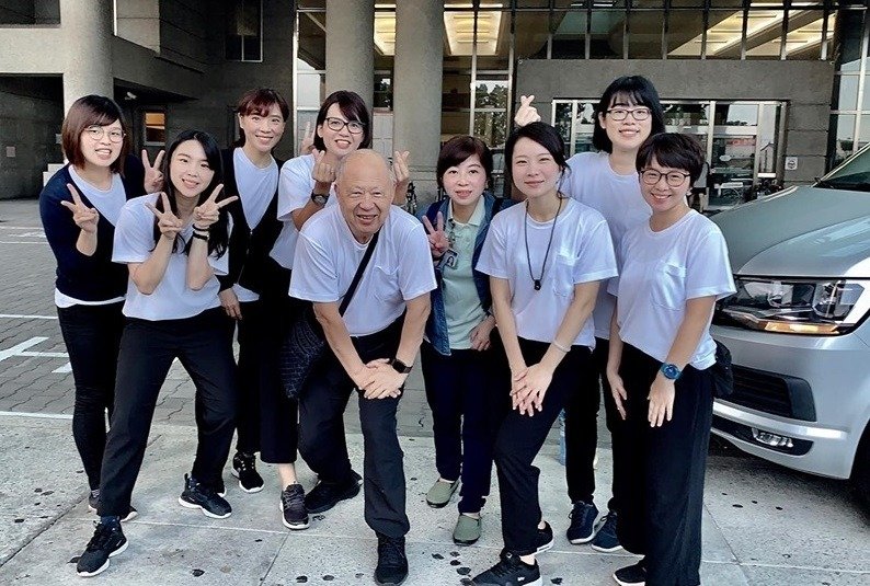 90歲老小孩！醫師照顧失智母7年「反過來當媽媽」：看到我就笑　相處大忌「別老問我是誰」正向看待：其實很可愛