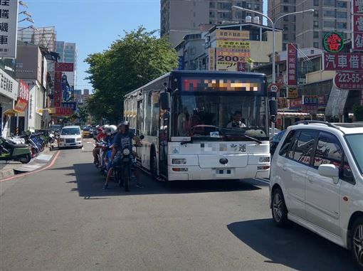 準備開罰了！騎機車「停紅燈躲太陽」恐觸法罰600元　大車司機曝「最看不慣騎士躲陰影」網呼：不要害別人