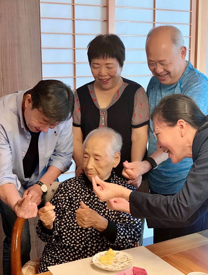 90歲老小孩！醫師照顧失智母7年「反過來當媽媽」：看到我就笑　相處大忌「別老問我是誰」正向看待：其實很可愛