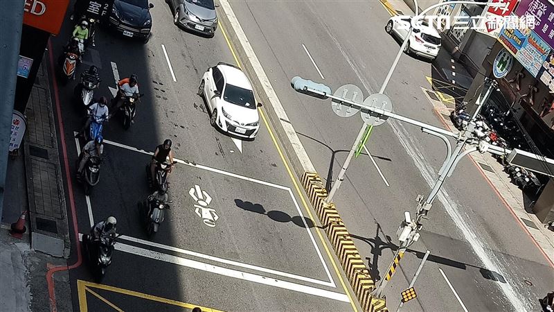 準備開罰了！騎機車「停紅燈躲太陽」恐觸法罰600元　大車司機曝「最看不慣騎士躲陰影」網呼：不要害別人
