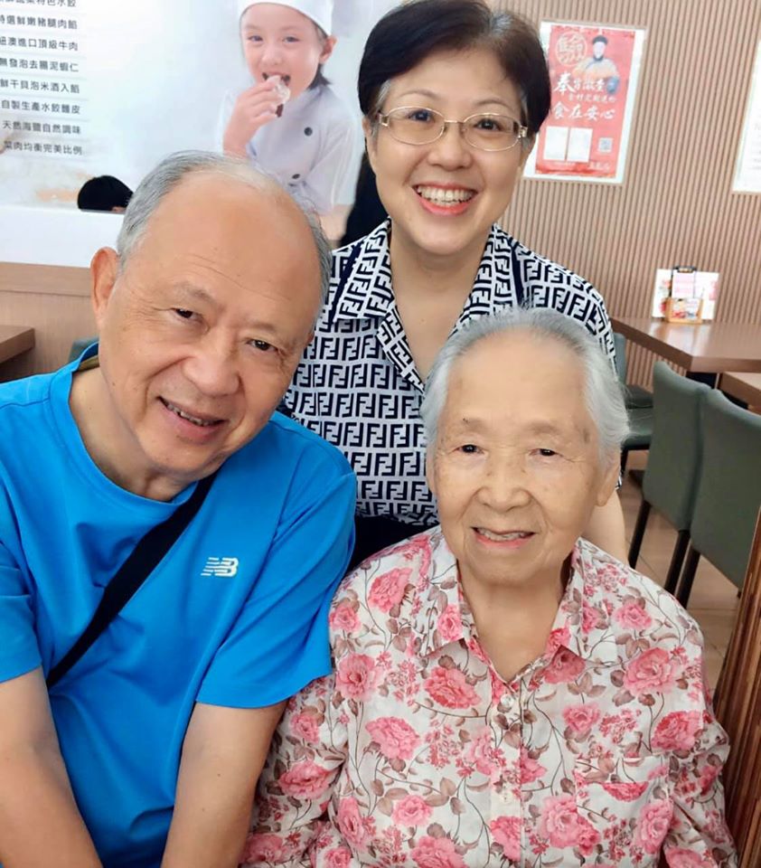 90歲老小孩！醫師照顧失智母7年「反過來當媽媽」：看到我就笑　相處大忌「別老問我是誰」正向看待：其實很可愛