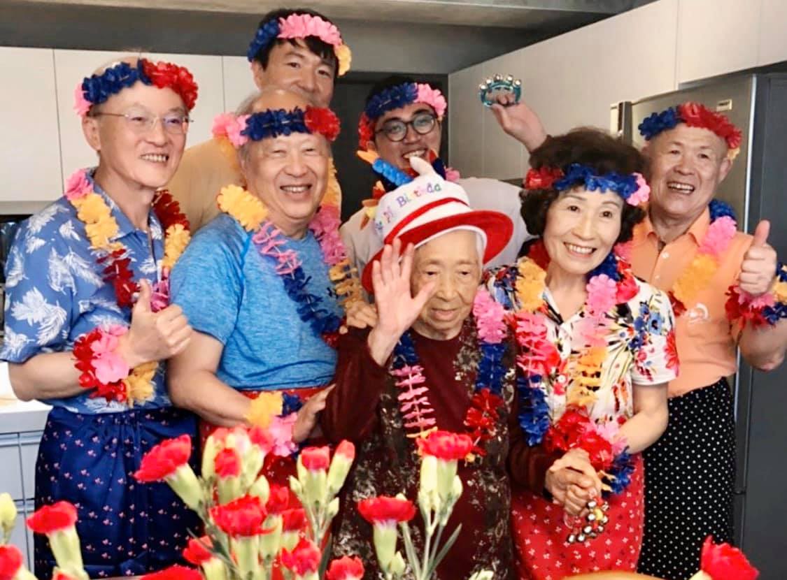 90歲老小孩！醫師照顧失智母7年「反過來當媽媽」：看到我就笑　相處大忌「別老問我是誰」正向看待：其實很可愛