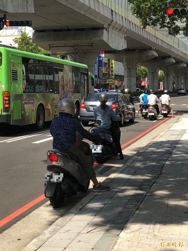 準備開罰了！騎機車「停紅燈躲太陽」恐觸法罰600元　大車司機曝「最看不慣騎士躲陰影」網呼：不要害別人