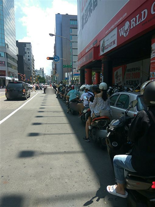 準備開罰了！騎機車「停紅燈躲太陽」恐觸法罰600元　大車司機曝「最看不慣騎士躲陰影」網呼：不要害別人