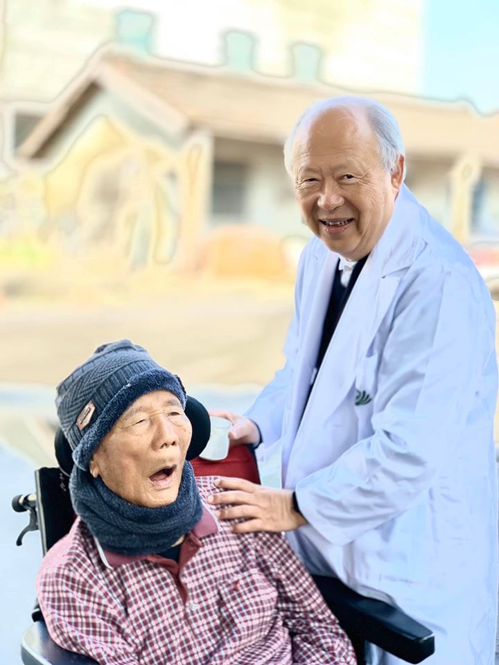 90歲老小孩！醫師照顧失智母7年「反過來當媽媽」：看到我就笑　相處大忌「別老問我是誰」正向看待：其實很可愛