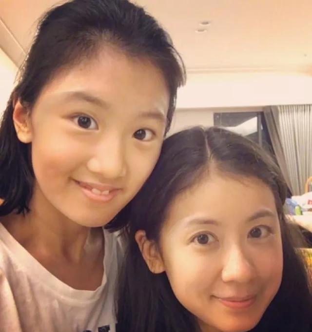 慶15歲女兒生！賈靜雯終於公開「梧桐妹正面照」不再遮擋      母女同框「五官互換」根本認不出