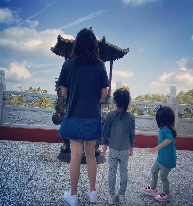 慶15歲女兒生！賈靜雯終於公開「梧桐妹正面照」不再遮擋      母女同框「五官互換」根本認不出