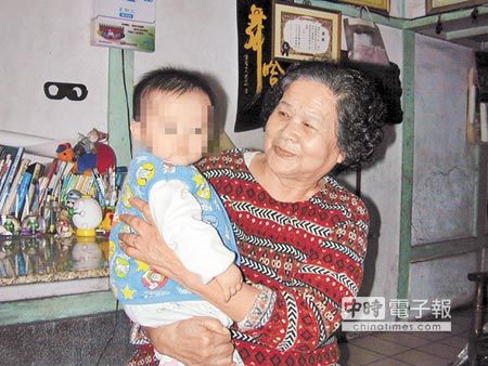 澎恰恰「打電話繫親子情25年」憾未能盡孝失智母　好想媽媽卻「僅找到一張合照」苦勸及時行孝