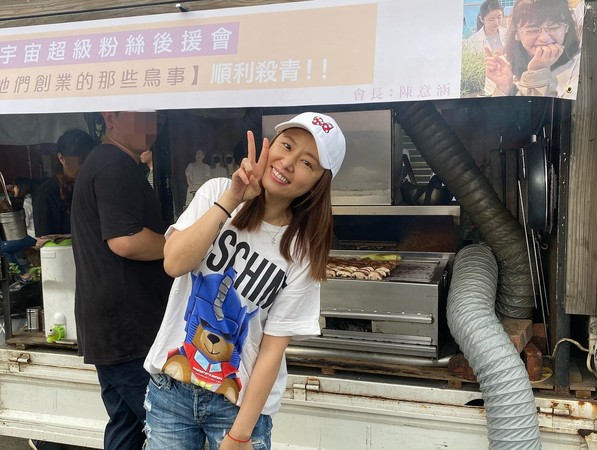 捕獲林心如一家「超吸睛背影照」讚基因太強！「3歲小海豚暴風抽高」網友驚訝：以後絕對是長腿美女