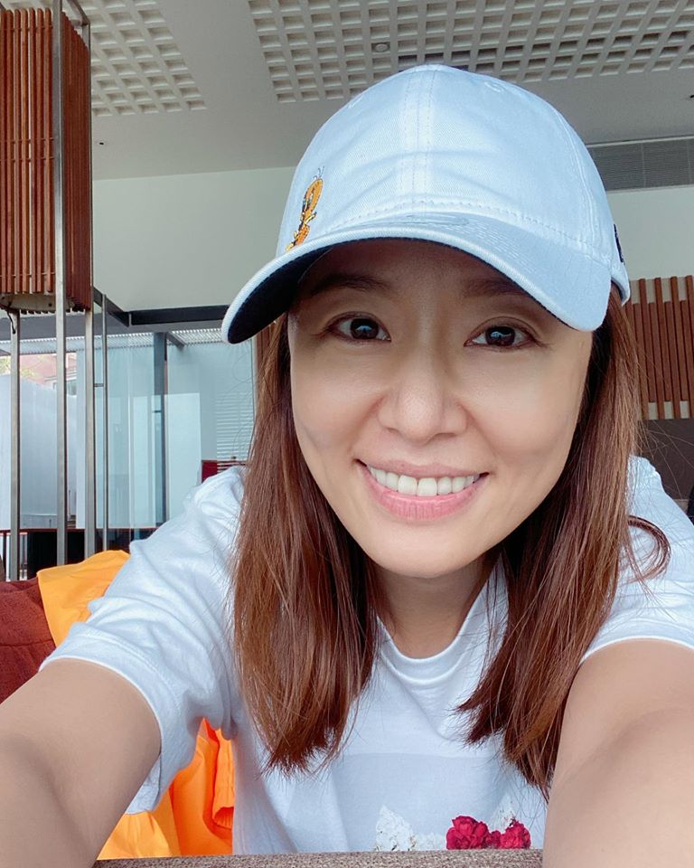 捕獲林心如一家「超吸睛背影照」讚基因太強！「3歲小海豚暴風抽高」網友驚訝：以後絕對是長腿美女