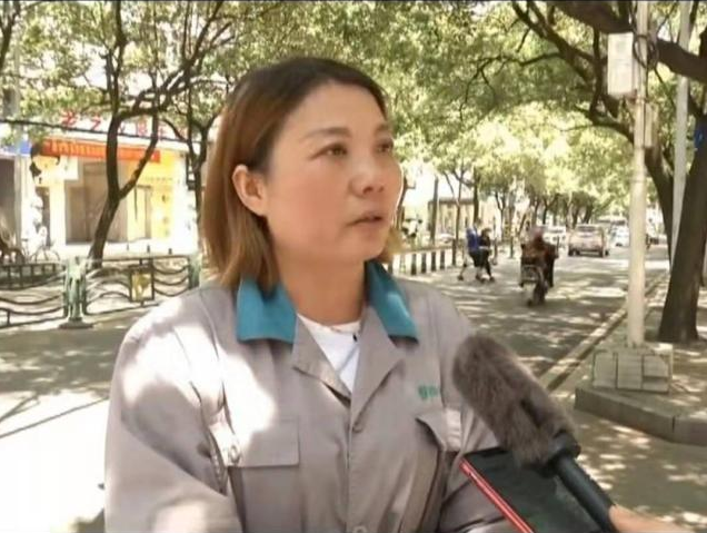 妳媽原來是掃垃圾的！10歲女兒放學「巧遇清潔工媽媽」當街被同學笑　 「超熟齡回話」媽媽欣慰到哭