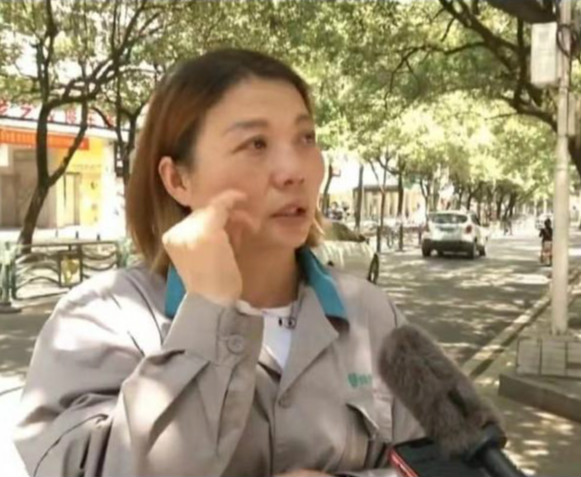 妳媽原來是掃垃圾的！10歲女兒放學「巧遇清潔工媽媽」當街被同學笑　 「超熟齡回話」媽媽欣慰到哭
