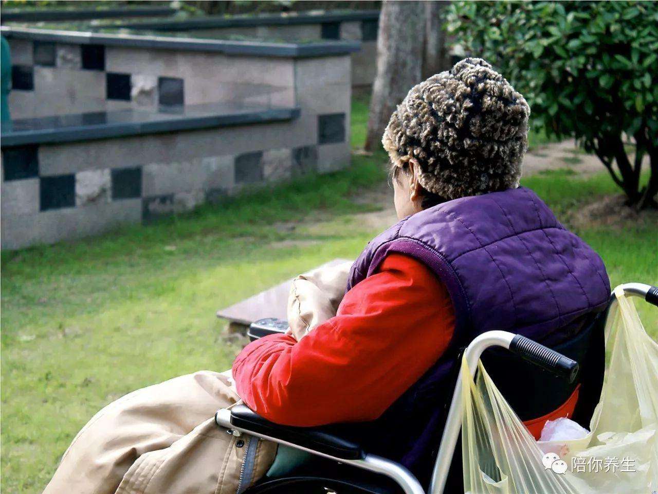 獨居者悲哀！96歲阿婆「5子女相繼離世」靠鄰居救濟照顧　「月領954養老金」住破舊鐵皮屋嘆：沒期待活著就好