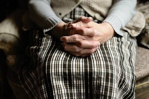 獨居者悲哀！96歲阿婆「5子女相繼離世」靠鄰居救濟照顧　「月領954養老金」住破舊鐵皮屋嘆：沒期待活著就好
