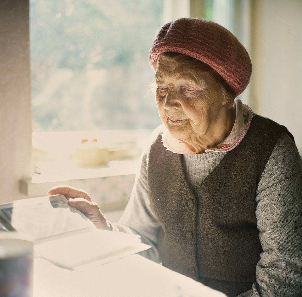 獨居者悲哀！96歲阿婆「5子女相繼離世」靠鄰居救濟照顧　「月領954養老金」住破舊鐵皮屋嘆：沒期待活著就好