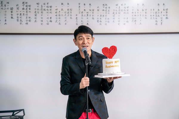 32周年了！59歲劉德華現身歌迷會「自嘆皺紋白髮增多」   驕傲曬出「8嵗女兒畫作」大讚有藝術天賦