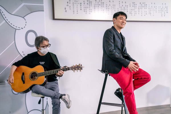 32周年了！59歲劉德華現身歌迷會「自嘆皺紋白髮增多」   驕傲曬出「8嵗女兒畫作」大讚有藝術天賦