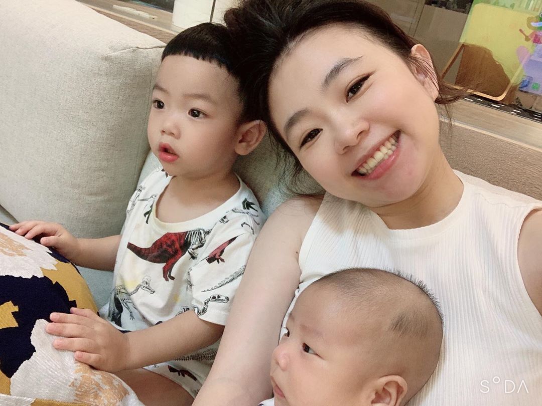 倫家不想吃飯！蔡桃貴「被罰站委屈大哭」　二伯不急著抱「超強教育讓兒子乖乖吃飯」被讚爆