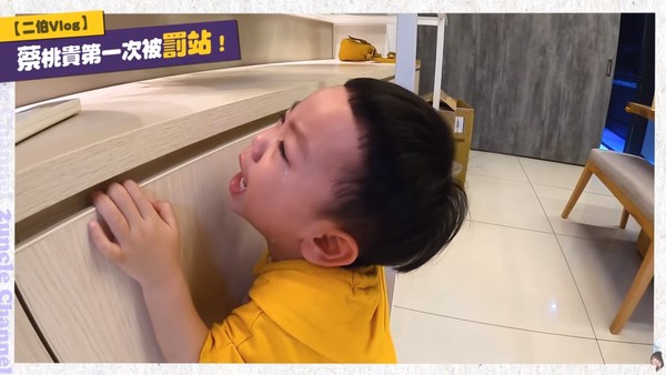 倫家不想吃飯！蔡桃貴「被罰站委屈大哭」　二伯不急著抱「超強教育讓兒子乖乖吃飯」被讚爆