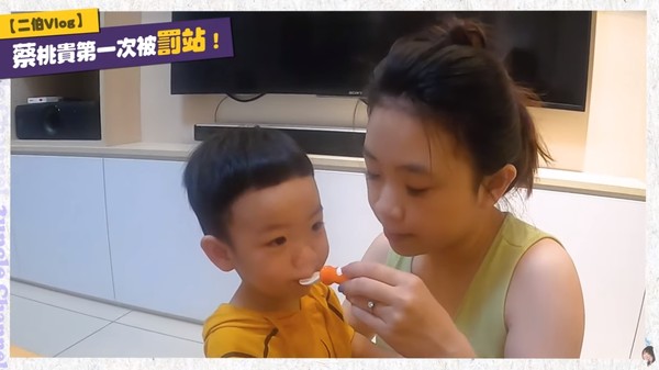 倫家不想吃飯！蔡桃貴「被罰站委屈大哭」　二伯不急著抱「超強教育讓兒子乖乖吃飯」被讚爆