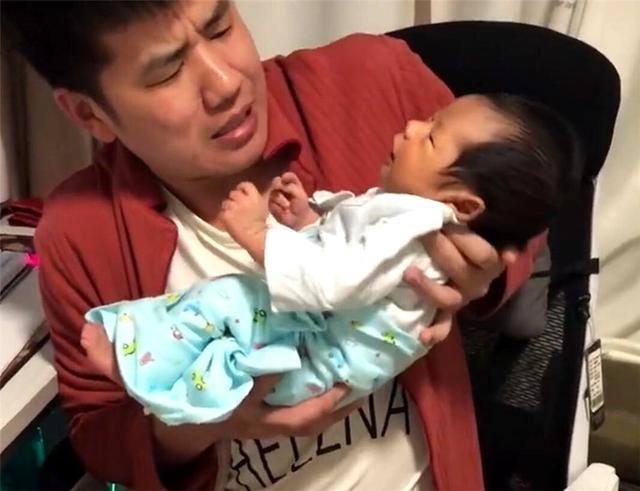 第一次抱嬰兒！新手寶爸們「各式奇葩抱姿」緊張到不敢呼吸     「偷地雷式」抱兒爸爸笑翻網友：嗚呼呼