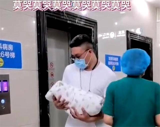 第一次抱嬰兒！新手寶爸們「各式奇葩抱姿」緊張到不敢呼吸     「偷地雷式」抱兒爸爸笑翻網友：嗚呼呼