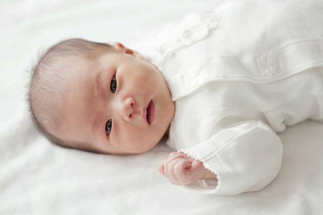 第一次抱嬰兒！新手寶爸們「各式奇葩抱姿」緊張到不敢呼吸     「偷地雷式」抱兒爸爸笑翻網友：嗚呼呼