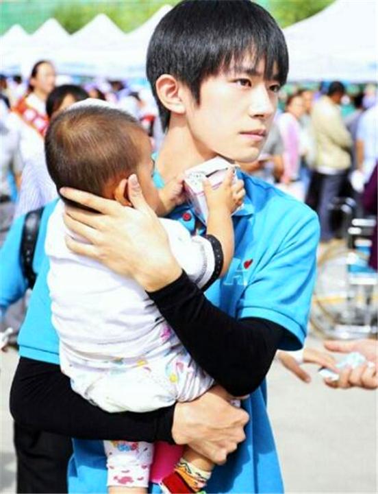 第一次抱嬰兒！新手寶爸們「各式奇葩抱姿」緊張到不敢呼吸     「偷地雷式」抱兒爸爸笑翻網友：嗚呼呼