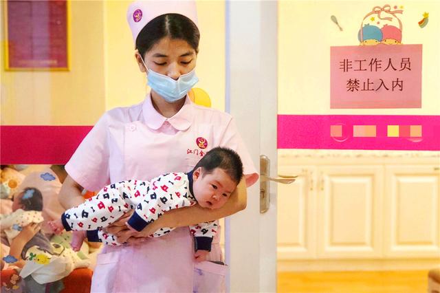 第一次抱嬰兒！新手寶爸們「各式奇葩抱姿」緊張到不敢呼吸     「偷地雷式」抱兒爸爸笑翻網友：嗚呼呼