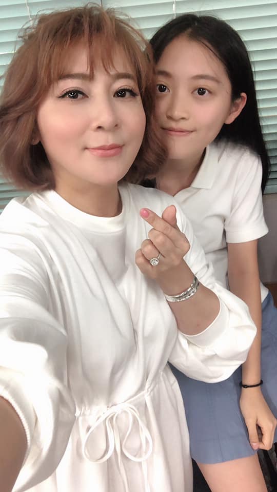 王彩樺女兒長大了！姊妹都是學霸「全校第4名畢業」　妹妹變氣質美人「媽媽砸大錢鋪路」準備進軍演藝圈