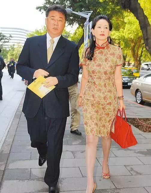 為生子做19次試管！ 67歲影后「遭富商背叛」患癌離婚　80歲老母親「九步一拜祈福」令人鼻酸