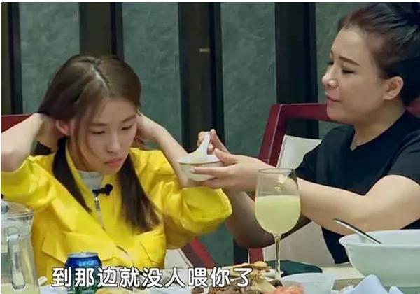 變味的富養女兒！16歲富家女「1天花銷46萬」反問：有錢不花幹嘛     媽媽每天「喂她吃飯穿衣」被寵成皇太后