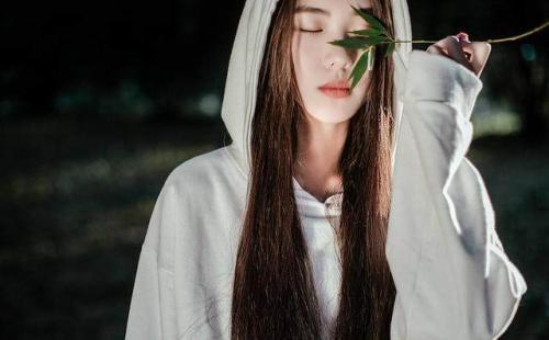 變味的富養女兒！16歲富家女「1天花銷46萬」反問：有錢不花幹嘛     媽媽每天「喂她吃飯穿衣」被寵成皇太后