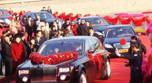 21歲救父業！天才富二代「砸2億迎娶女神」豪車排到巷尾　1年後離婚「馬上敗光500億」網：自找的