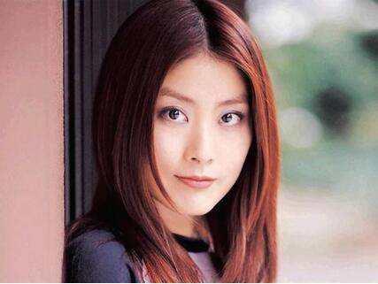 歌壇天后「豪門出身嫁好門」衣著樸素親民　為人節儉「不讓兒過貴族生活」熱衷公益捐獻上千萬
