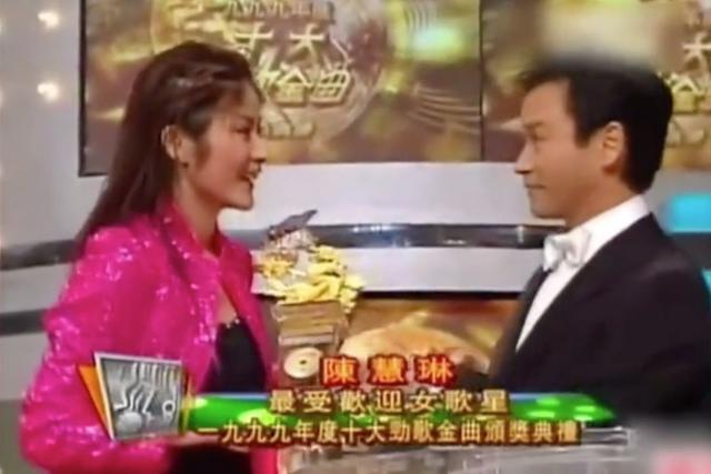 歌壇天后「豪門出身嫁好門」衣著樸素親民　為人節儉「不讓兒過貴族生活」熱衷公益捐獻上千萬