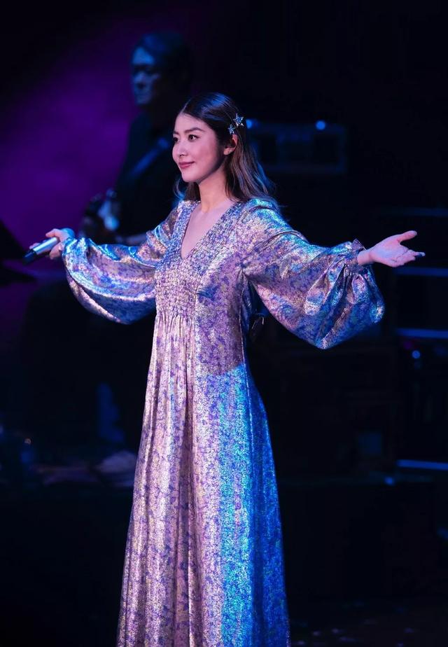 歌壇天后「豪門出身嫁好門」衣著樸素親民　為人節儉「不讓兒過貴族生活」熱衷公益捐獻上千萬