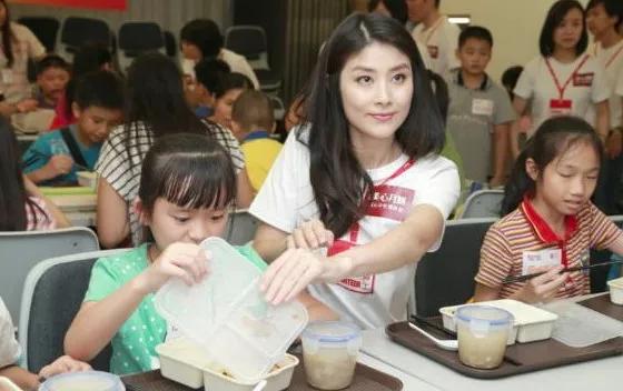 歌壇天后「豪門出身嫁好門」衣著樸素親民　為人節儉「不讓兒過貴族生活」熱衷公益捐獻上千萬