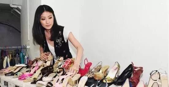 歌壇天后「豪門出身嫁好門」衣著樸素親民　為人節儉「不讓兒過貴族生活」熱衷公益捐獻上千萬